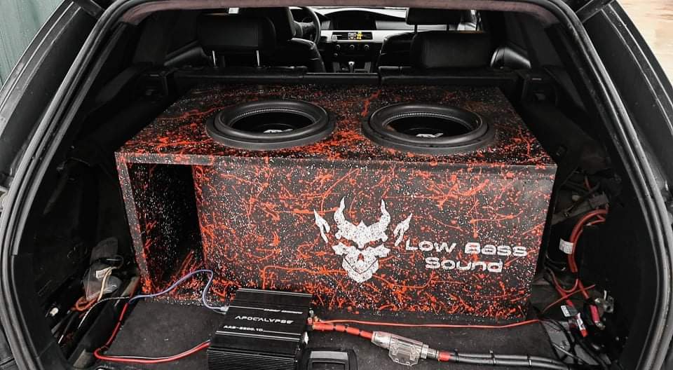 Žemų dažnių dėžė su garsiakalbiais