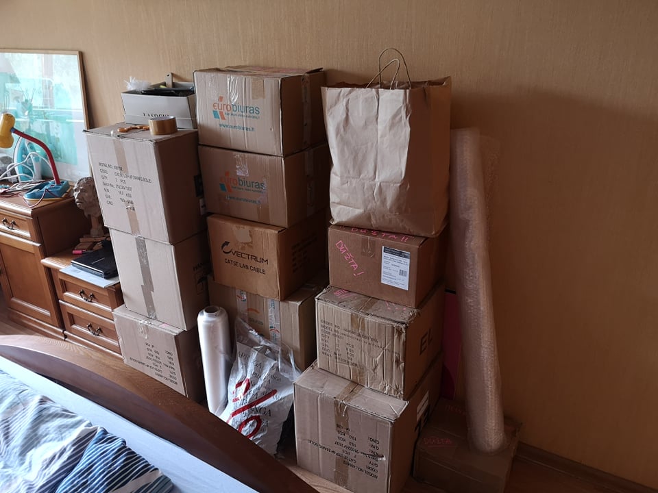 Įvairaus dydžio dėžės, maišai ir keli baldai