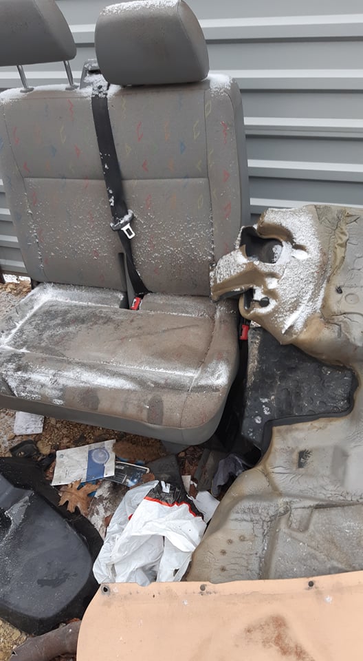 Dviguba automobilio sedynė